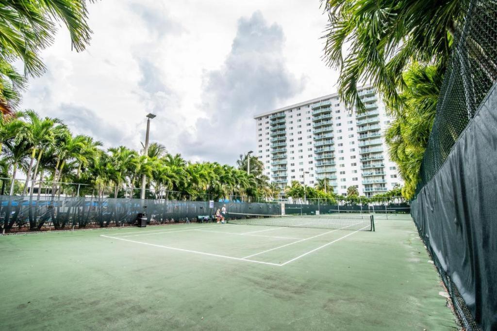 Beautiful And Big Apartment By The Beach Sunny Isles Beach Exterior photo