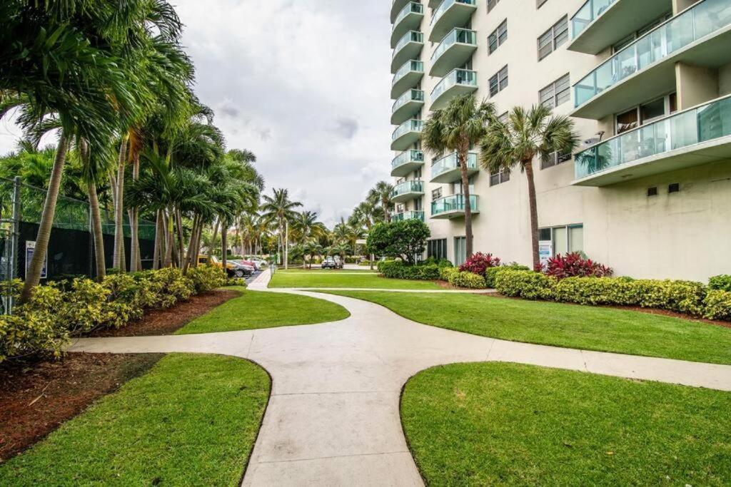 Beautiful And Big Apartment By The Beach Sunny Isles Beach Exterior photo